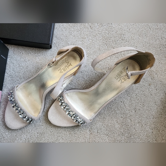 Stunning Naturalizer 7.5W Formal Sandals - Picture 4 of 5